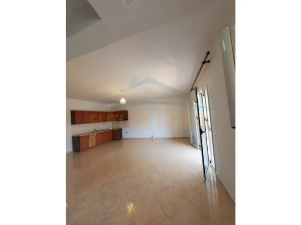 Tirane, shitet apartament 3+1 , (porcelan)