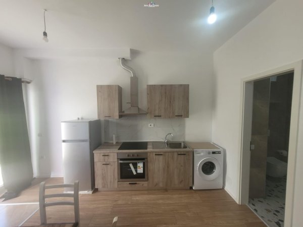 Tirane, jepet me qera garsonier 1+1 Kati 1, 30 m² 300 € (ali demi)
