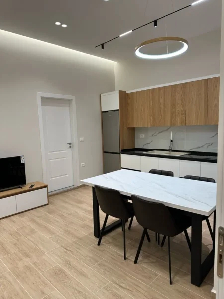 Tirane, jepet me qera apartament 2+1 Kati 1, 80 m² 550 € (Don bosko prane supermarket spar)