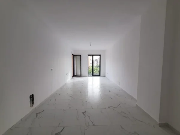 Tirane, shitet apartament 2+1+2 tualete Ballkon Kati 1, 123 m² 170.000 €