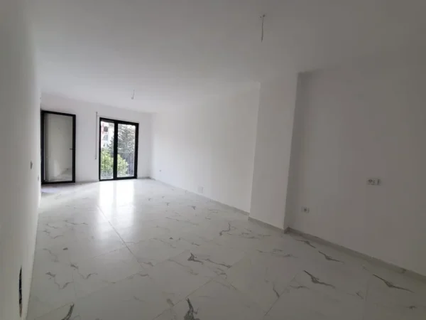 Tirane, shitet apartament 2+1+2 tualete Ballkon Kati 1, 123 m² 170.000 €
