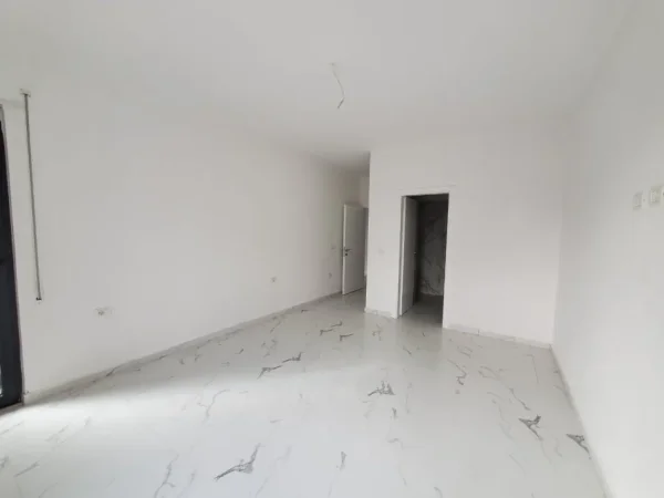Tirane, shitet apartament 2+1+2 tualete Ballkon Kati 1, 123 m² 170.000 €