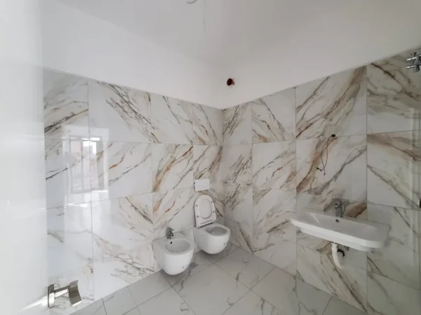 Tirane, shitet apartament 2+1+2 tualete Ballkon Kati 1, 123 m² 170.000 €
