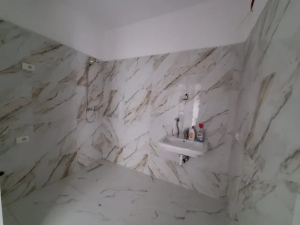 Tirane, shitet apartament 2+1+2 tualete Ballkon Kati 1, 123 m² 170.000 €