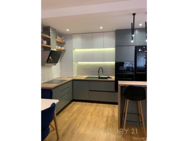 Tirane, jepet me qera apartament 2+1+Ballkon Kati 6, 110 m² 800 € (Komuna e Parisit)