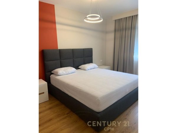 Tirane, jepet me qera apartament 2+1+Ballkon Kati 6, 110 m² 800 € (Komuna e Parisit)