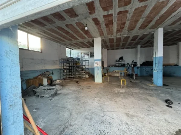 Tirane, jepet me qera magazine Kati 0, 300 m² 600 € (Babrru)