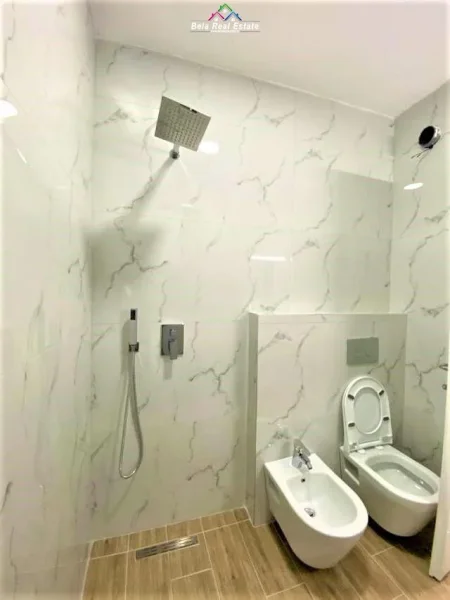 Tirane, jepet me qera apartament 1+1+Ballkon Kati 1, 65 m² 600 € (mine peza)