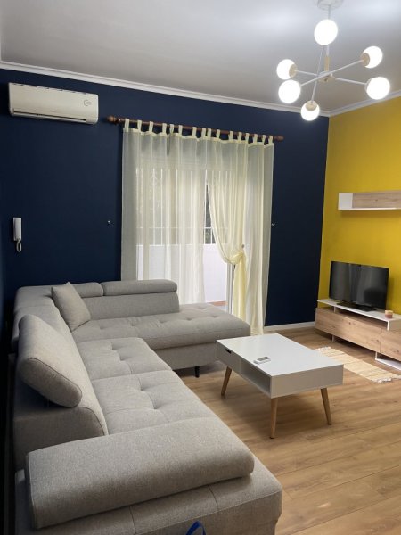 Tirane, jepet me qera apartament 1+1+Ballkon Kati 1, 70 m² 450 €