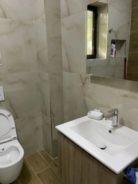 Tirane, jepet me qera apartament 1+1+Ballkon Kati 1, 70 m² 450 €