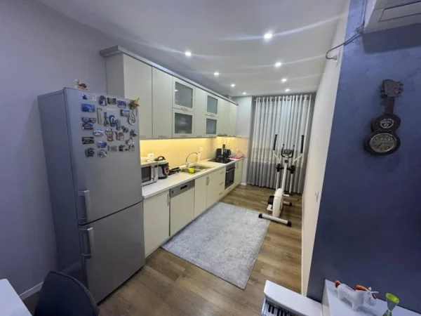 Tirane, jepet me qera apartament 2+1+Ballkon Kati 2, 93 m² 450 € (Besim Alla)