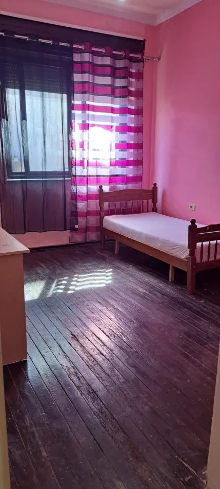 Tirane, jap me qera apartament 3+1+Ballkon Kati 1, 90 m² 500 € (Rruga e Barrikadave, afer gjimnazit Sami Frasheri)
