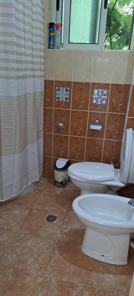 Tirane, jap me qera apartament 3+1+Ballkon Kati 1, 90 m² 500 € (Rruga e Barrikadave, afer gjimnazit Sami Frasheri)
