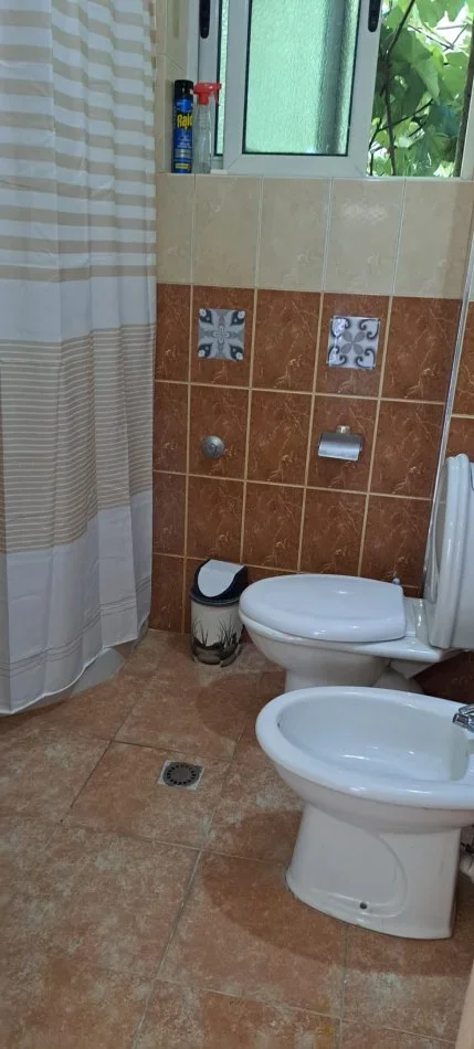 Tirane, jap me qera apartament 3+1+Ballkon Kati 1, 90 m² 500 € (Rruga e Barrikadave, afer gjimnazit Sami Frasheri)