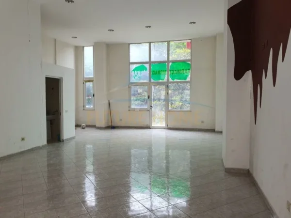 Tirane, jepet me qera ambjent biznesi Kati 0, 86 m² 550 € (Fresk)