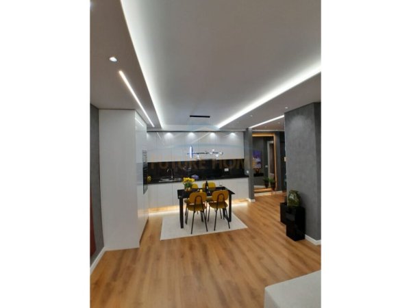 Shitje, Apartament 2+1+2, në Liqeni i Thate, Tiranë. AREA41923