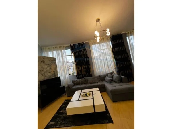 Tirane, jepet me qera 1+1 Kati 1, 57 m² 400 € (Fresk)