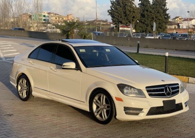 Durres, ofroj Makina me Qira