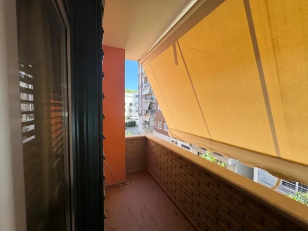 Tirane, jepet me qera apartament 2+1+Ballkon , 600 € 