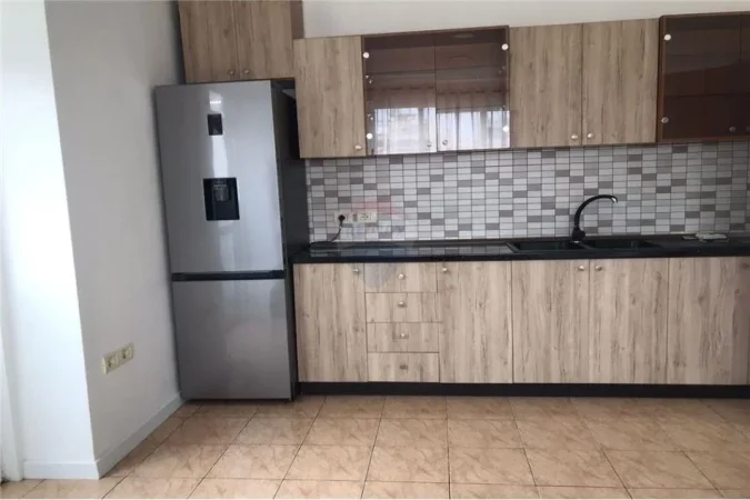 Tirane, jepet me qera apartament 2+1 Kati 4, 77 m² 550 € (Rruga e Durrësit)