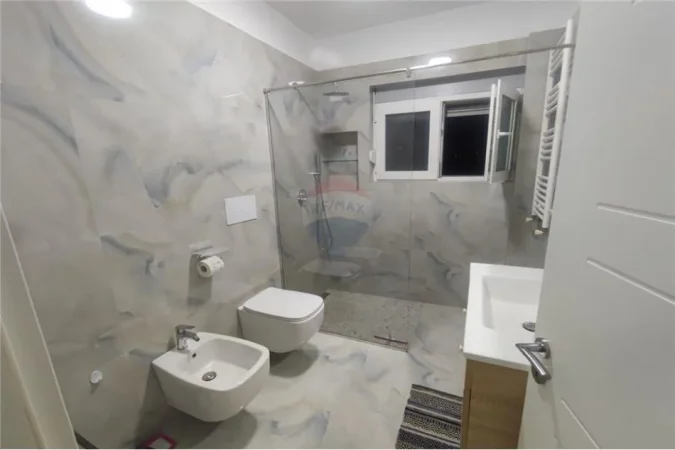 Tirane, jepet me qera apartament 2+1+Ballkon Kati 4, 95 m² 800 € (21 dhjetori)