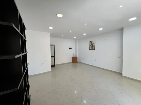 Tirane, jepet me qera dyqan Kati 0, 34 m² 280 € (Porcelan)