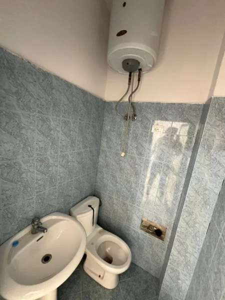 Tirane, jepet me qera dyqan Kati 0, 34 m² 280 € (Porcelan)