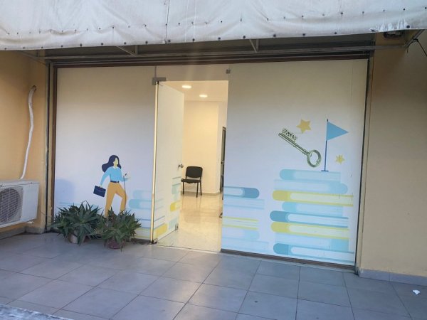 Tirane, jepet me qera dyqan Kati 0, 34 m² 280 € (Porcelan)
