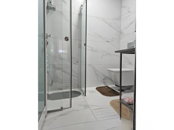Tirane, jepet me qera garsonier 1+1 Kati 1, 52 m² 400 € (Kopshti Zologjik)