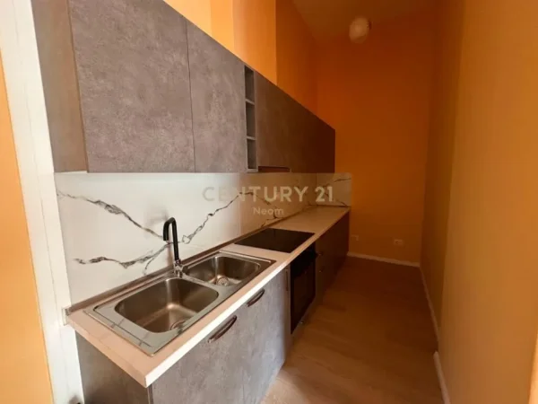Tirane, jepet me qera apartament 2+1 Kati 1, 93 m² 600 € (kodra e diellit)