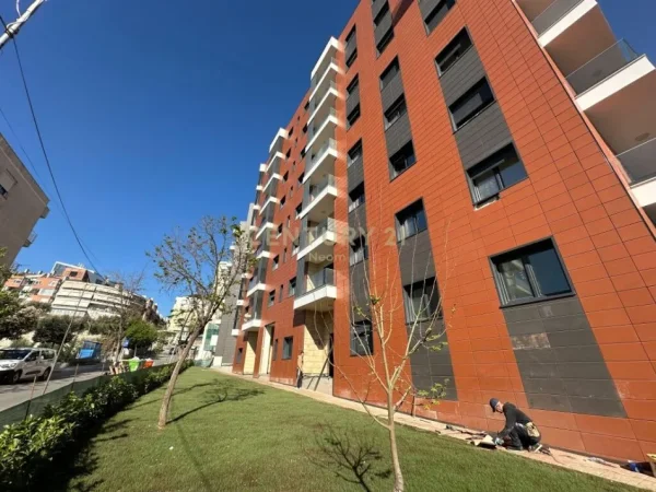 Tirane, jepet me qera apartament 2+1 Kati 1, 93 m² 600 € (kodra e diellit)