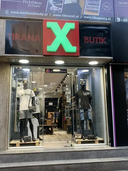 Tirane, shitet  biznesi me rroba per meshkuj.  Kati 1, 50 m² (21 Dhjetori, rruga Muhamet Gjollesha)