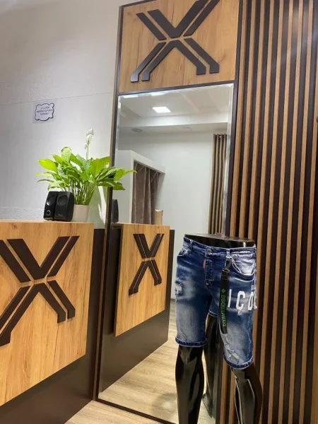 Tirane, shitet  biznesi me rroba per meshkuj.  Kati 1, 50 m² (21 Dhjetori, rruga Muhamet Gjollesha)