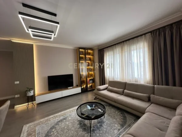 Tirane, shitet apartament 2+1 Kati 4, 119 m² 165.000 € (sauk)