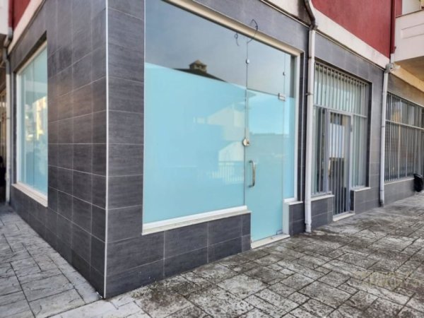 Tirane, jepet me qera dyqan Kati 0, 19 m² 270 € (Qendra Kristal)