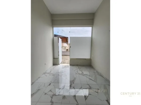 Tirane, jepet me qera dyqan Kati 0, 19 m² 270 € (Qendra Kristal)