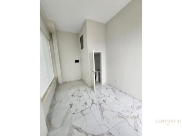 Tirane, jepet me qera dyqan Kati 0, 19 m² 270 € (Qendra Kristal)
