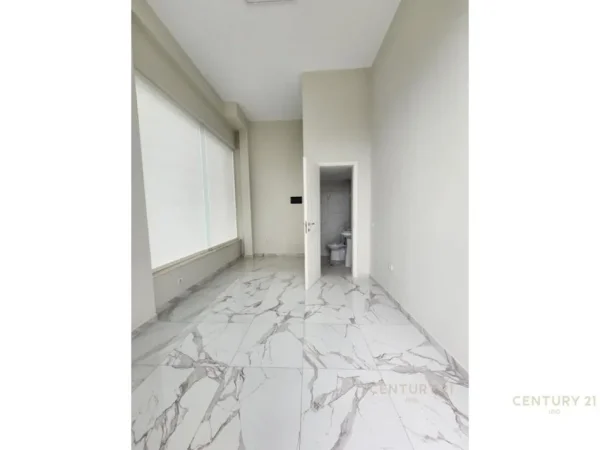 Tirane, jepet me qera dyqan Kati 0, 19 m² 270 € (Qendra Kristal)