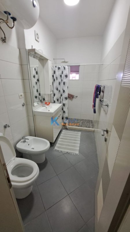 Tirane, jap me qera apartament 1+1+Ballkon Kati 6, 70 m² 450 € (Sheshi Avni Rustemi)