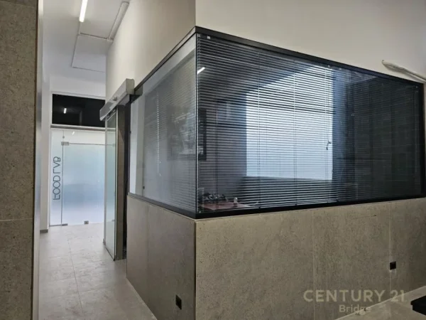 Tirane, jepet me qera zyre Kati 0, 84 m² 750 € (Liqeni i Thate)