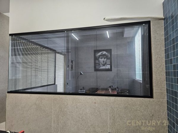 Tirane, jepet me qera zyre Kati 0, 84 m² 750 € (Liqeni i Thate)