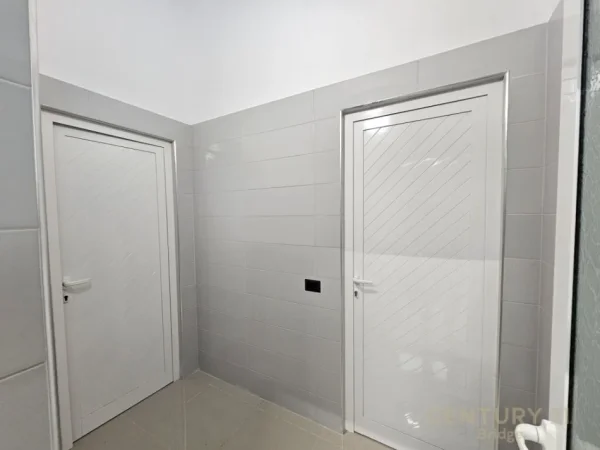 Tirane, jepet me qera zyre Kati 0, 84 m² 750 € (Liqeni i Thate)