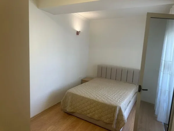 Tirane, jepet me qera apartament 3+1 Kati 3, 165 m² 1.100 € (Rruga e Dibres)