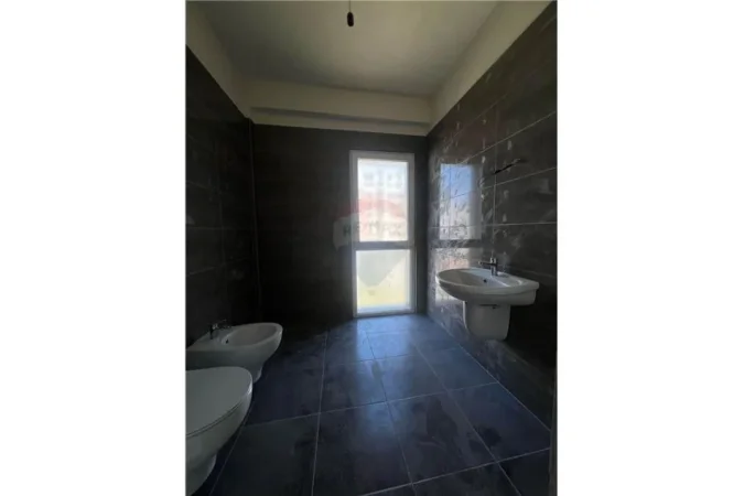 Tirane, shitet apartament 2+1 Kati 2, 102 m² 160.000 € (Apartament 2+1+2 Ngjitur me Emerald Center!)