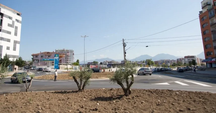 Tirane, jepet me qera ambjent biznesi Kati 0, 62 m² 400 € (Yzberisht)