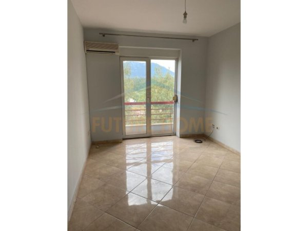Tirane, jepet me qera apartament 2+1+Ballkon Kati 3, 90 m² 500 € (liqeni thate)