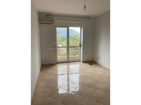 Tirane, jepet me qera apartament 2+1+Ballkon Kati 3, 90 m² 500 € (liqeni thate)