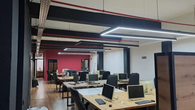 Tirane, jepet me qera ambjent biznesi Kati 0, 300 m² 2.200 € (Rruga Kongresi i Lushnjes)