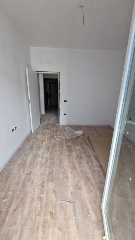 Tirane, jepet me qera apartament 1+1+Ballkon Kati 4, 61 m² 500 € (Komune parisi prane Kika 2)