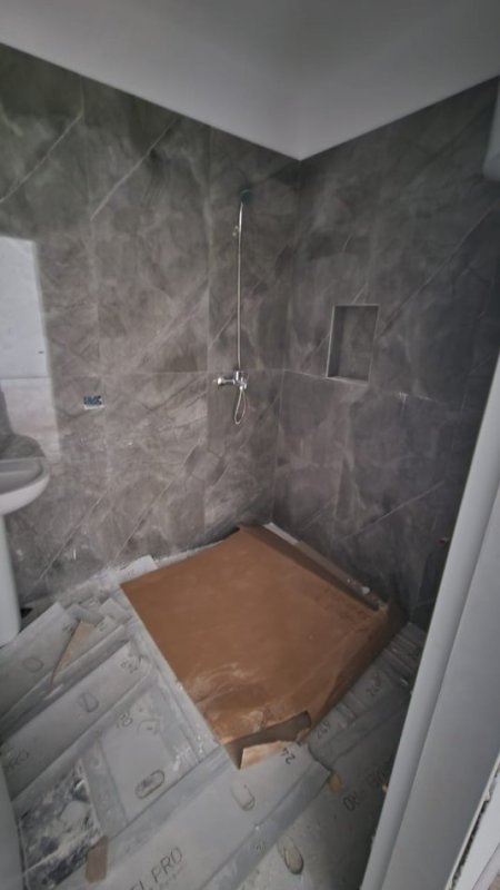 Tirane, jepet me qera apartament 1+1+Ballkon Kati 4, 61 m² 500 € (Komune parisi prane Kika 2)
